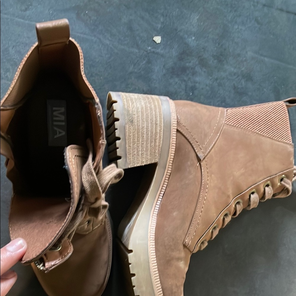 MIA Men's Tan Boots usadas  semi nuevas